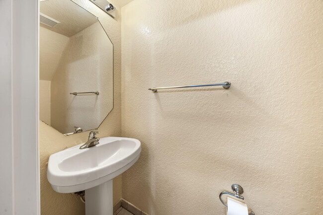 Building Photo - 1927 Alamanda Way