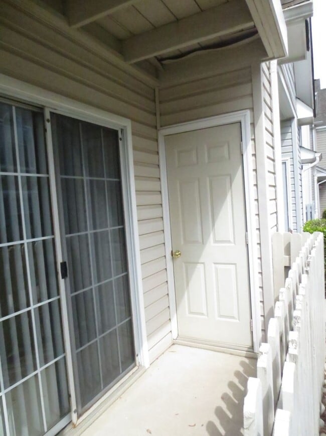 Building Photo - 2 BR, 1 BA Condo Military HWY & Indian Riv...
