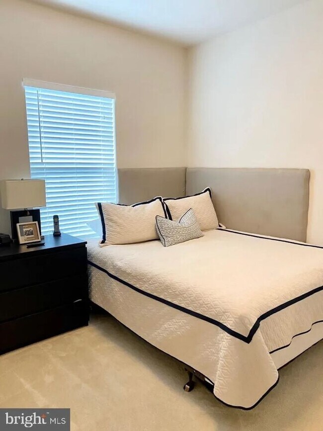 Building Photo - Beautiful Single Family home with Loft and Off Street Parking