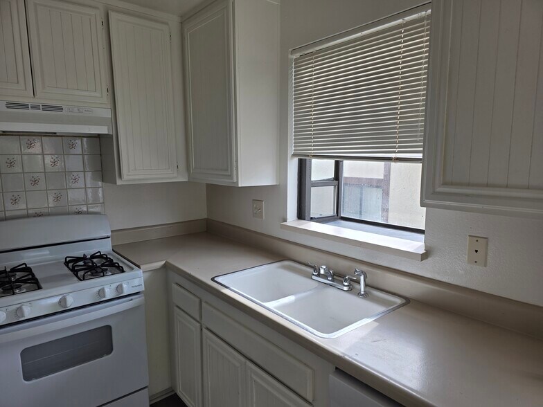 Building Photo - 27925 Tyler Ln