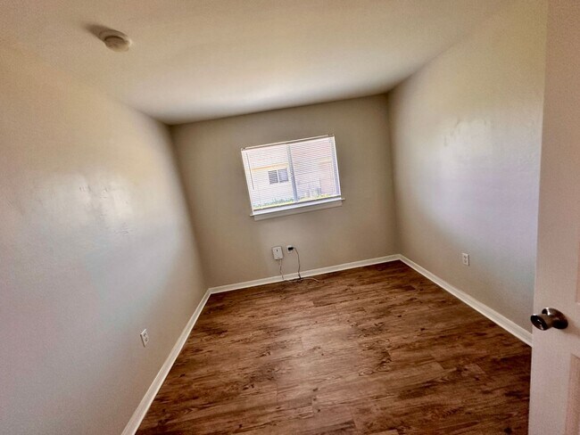 Building Photo - 2 Bedroom + Den, 2 Bath Duplex!
