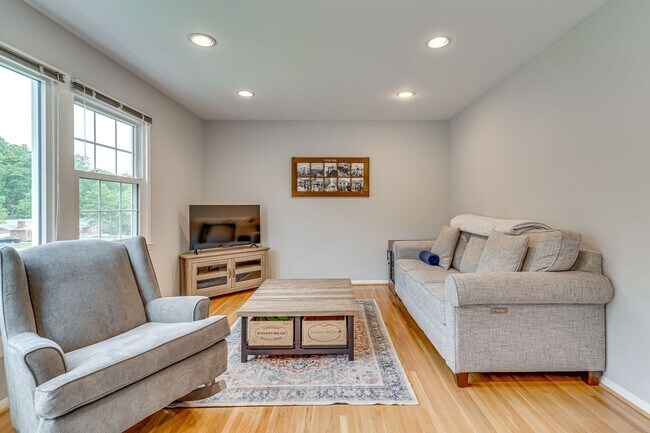 Building Photo - Spacious 4-bedroom home in West Springfield!