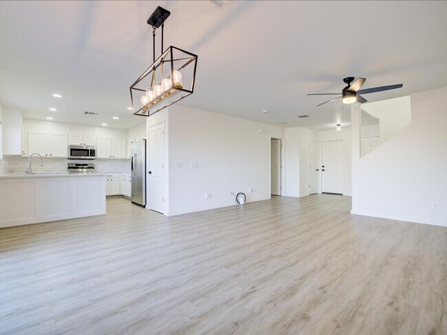 Building Photo - ** WOW $500.00 OFF FIRST FULL MONTHS RENT ...