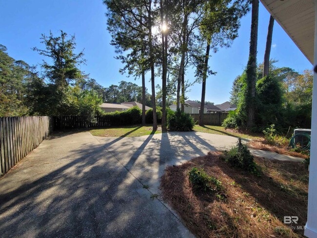 Building Photo - 645 E 22nd Ave