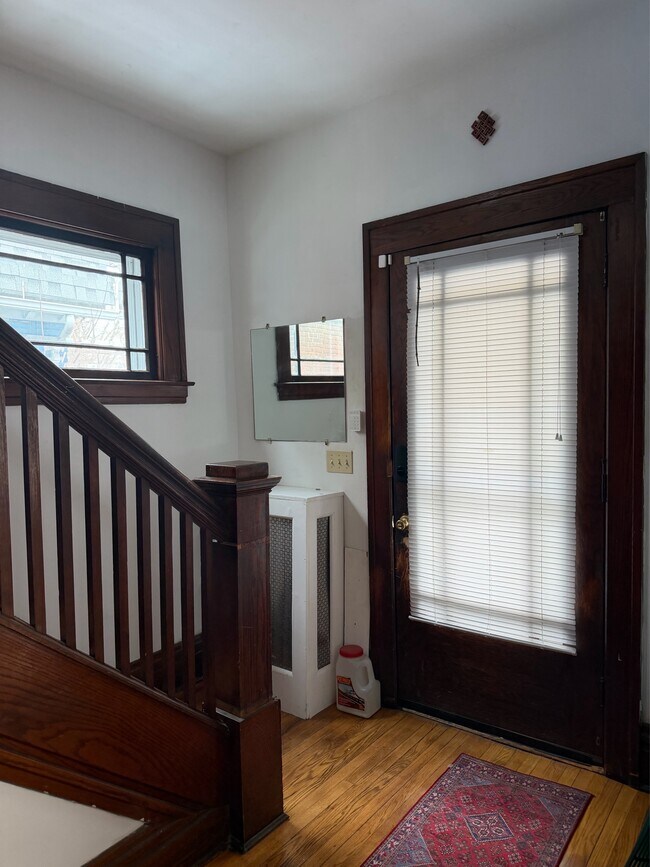 Building Photo - 612 Cherry St