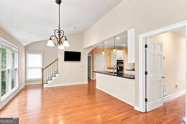 Building Photo - 3535 Claridge Dr NE