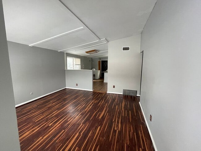 Building Photo - 1860 Moorhouse-