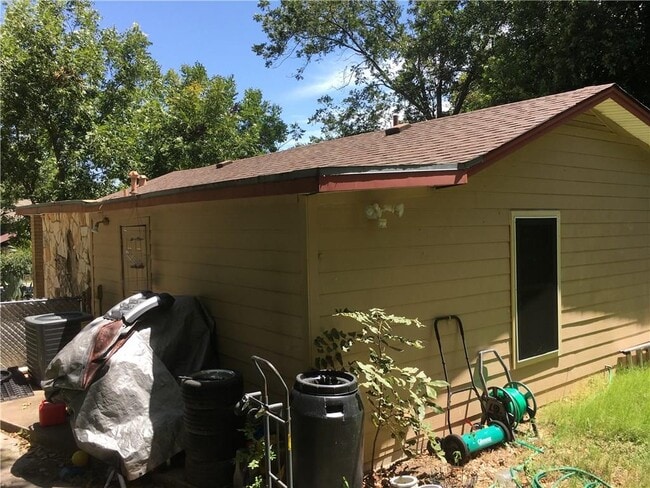 Building Photo - 507 Middle Ln