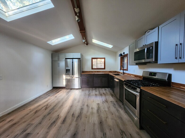 Building Photo - 9710 Mistletoe Rd