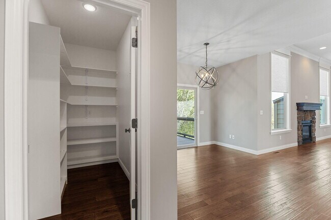 Building Photo - 1605 Labrador Dr