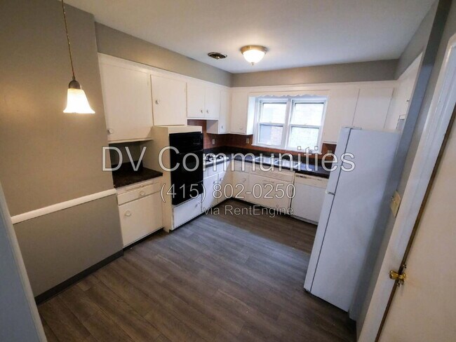Building Photo - 1504 Sherbrook Rd