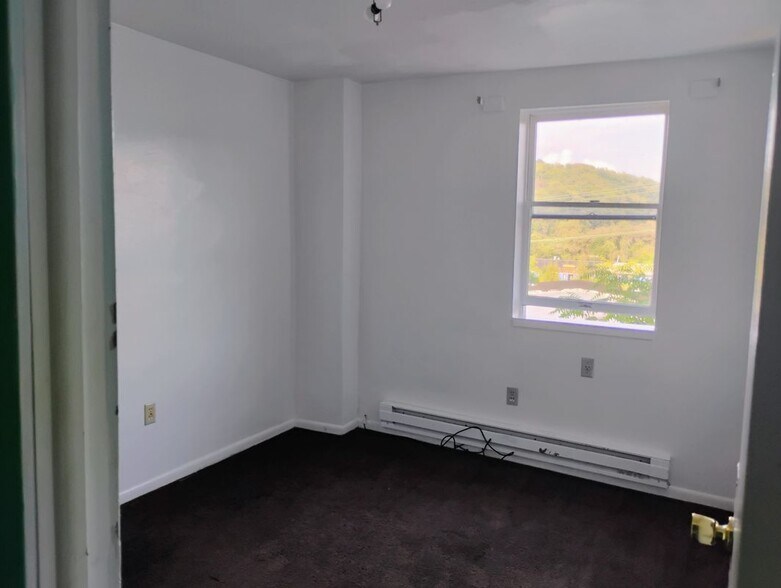 Building Photo - 560 McKean Ave