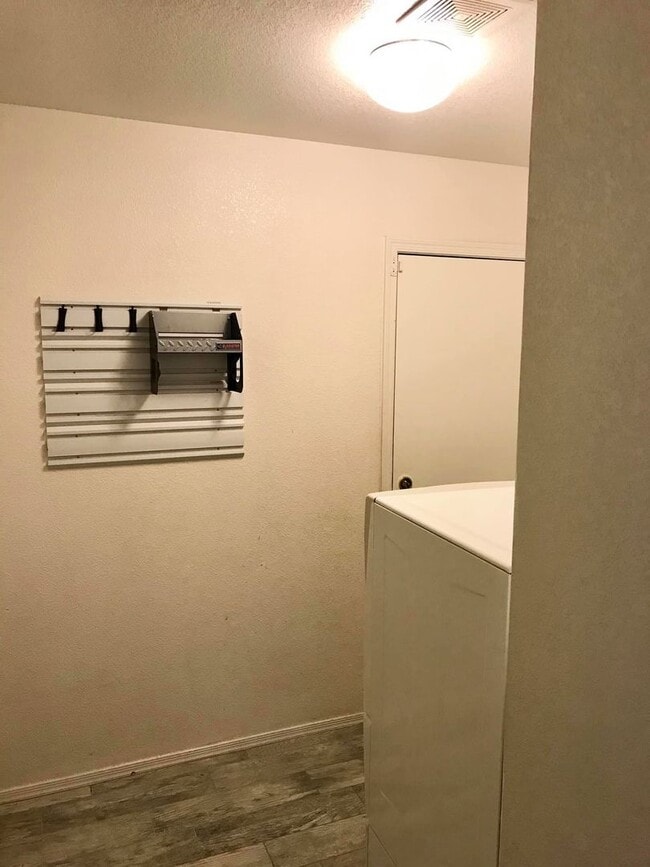 Building Photo - Spacious 3-bedroom plus den in North Phoenix