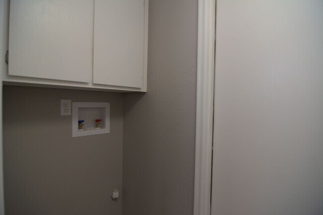Building Photo - Remodeled 3 Bedroom 2.5 Bath House! West T...
