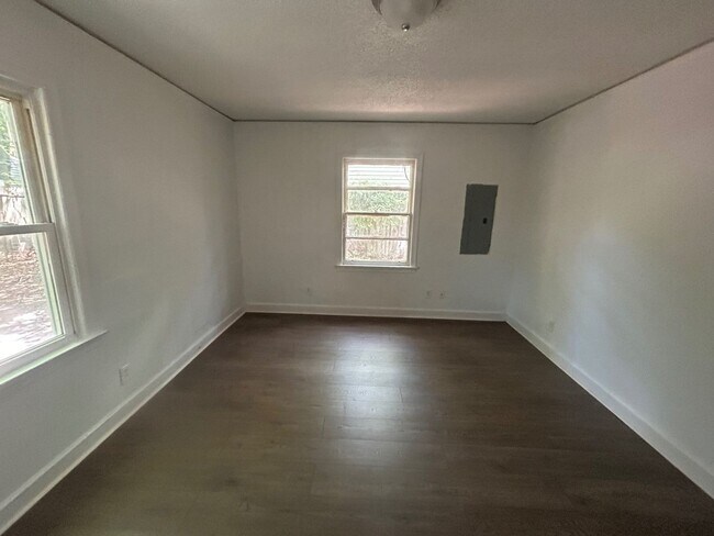Building Photo - 823 S Kilbourne Rd