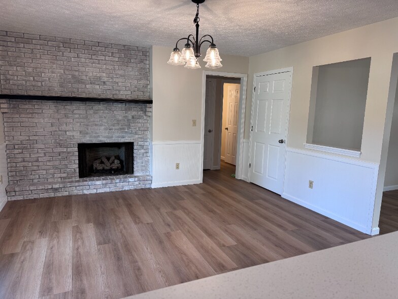 Building Photo - 3663 White Rd