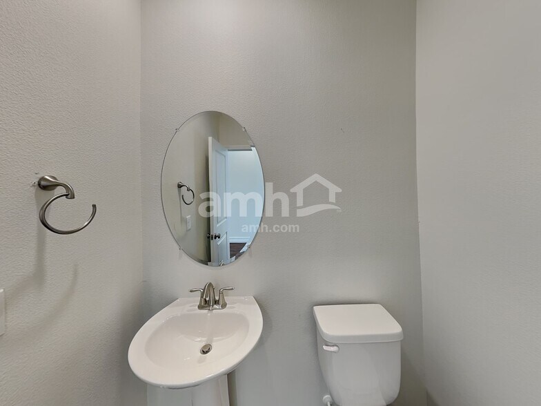 Building Photo - 6138 W Haleh Ave