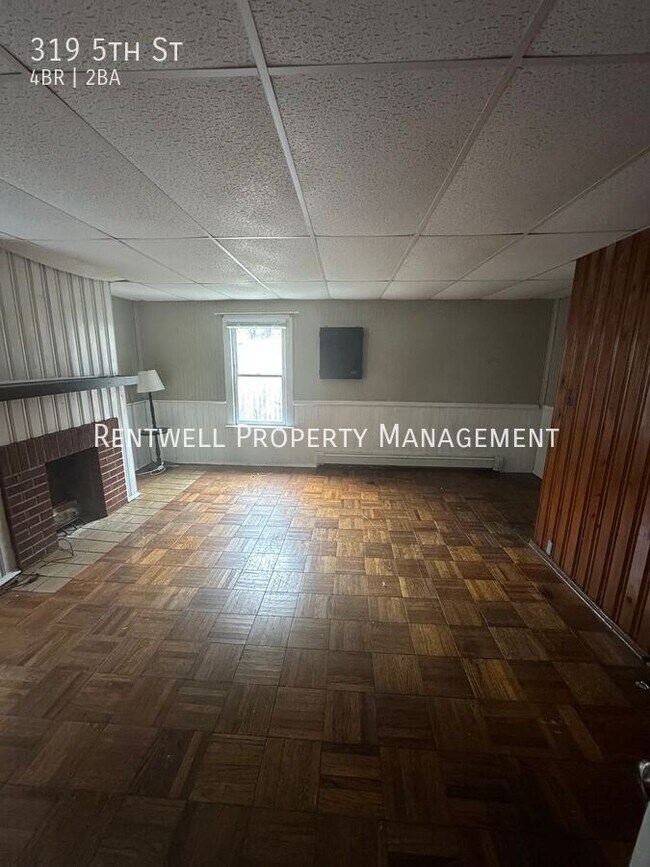 Building Photo - 319 5th St