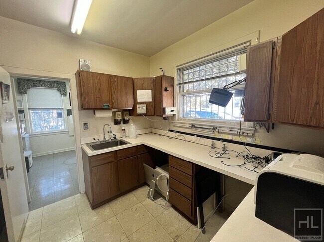 Building Photo - Medical Office available in New Dorp!