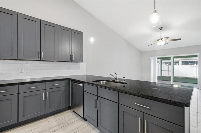 Building Photo - 2 Lynton Pl