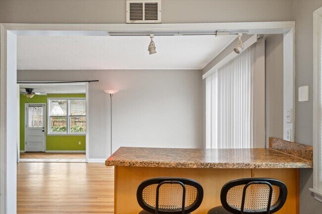 Building Photo - 1073 Ivy Rd