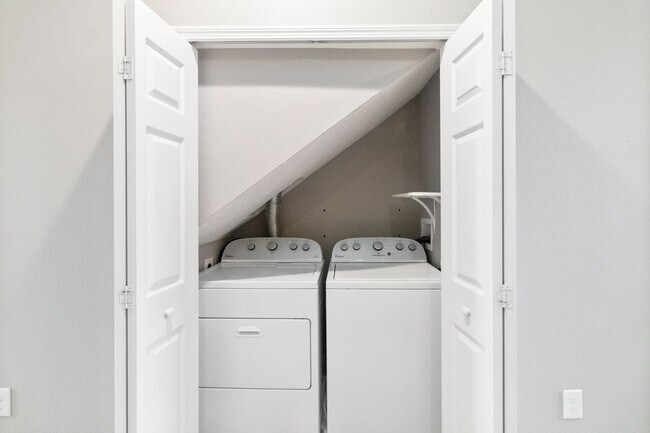 Building Photo - MOVE IN SPECIAL-Beautiful Two Story 3/2.5 Town Home w/ Loft & Screened Porch in St. Cloud