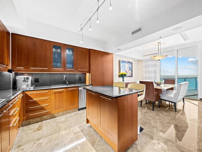 Building Photo - 333 Las Olas Way