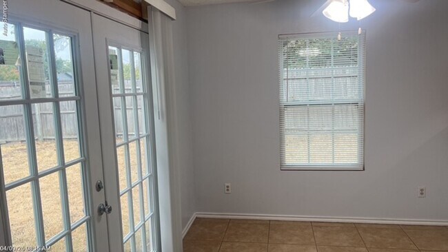 Building Photo - 501 Lantana Dr