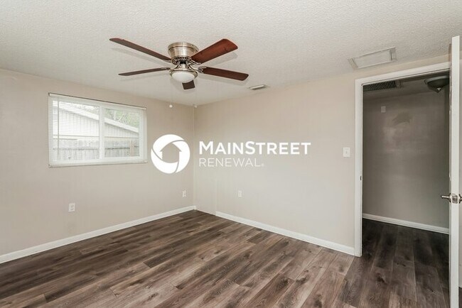 Building Photo - 3 Bedroom Pet-Friendly Home in Port Richey, FL with Main Street Renewal