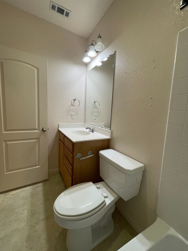 Building Photo - This charming 3/bed 2/bath welcomes you home.