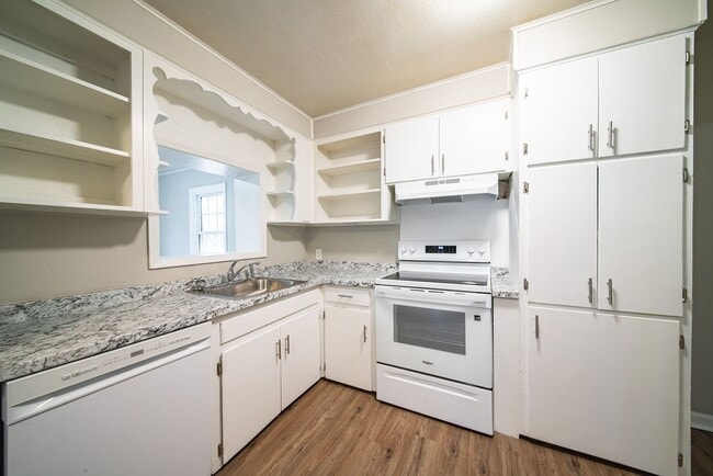 Building Photo - Beautifully Updated Corner Lot Home!