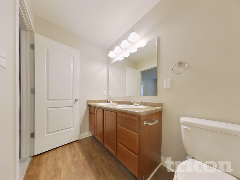 Building Photo - 722 Chestnut Ln