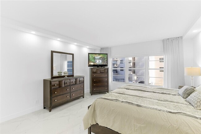 Building Photo - 3750 Galt Ocean Dr