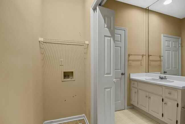 Building Photo - 2 Bed 2 Bath