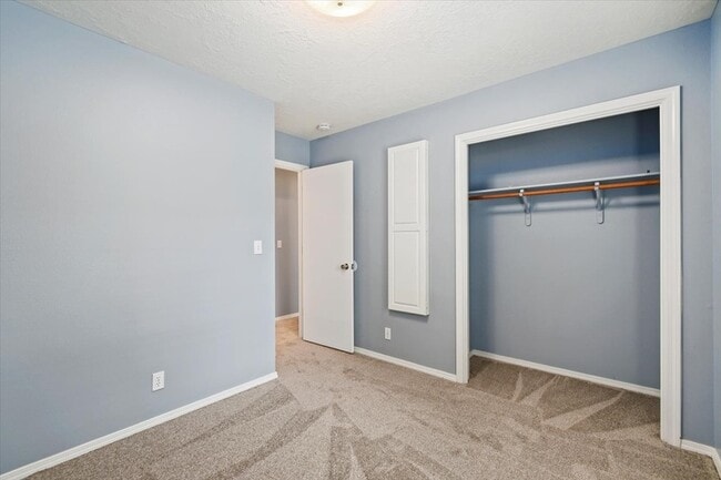 Building Photo - 636 W Richmond Ln