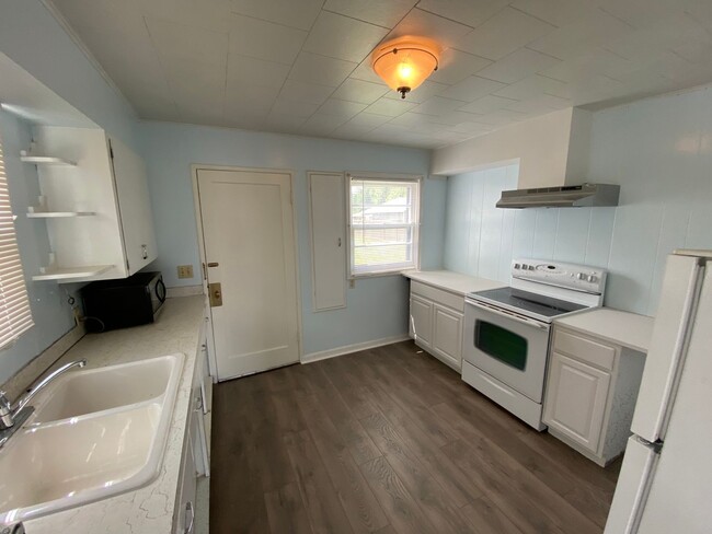 Building Photo - Newly Remodeled 2 Bedroom 1 Bath House - L...