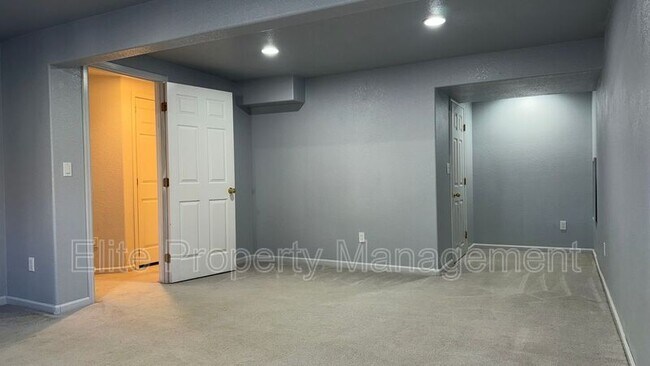 Building Photo - 629 W Kenosha Dr