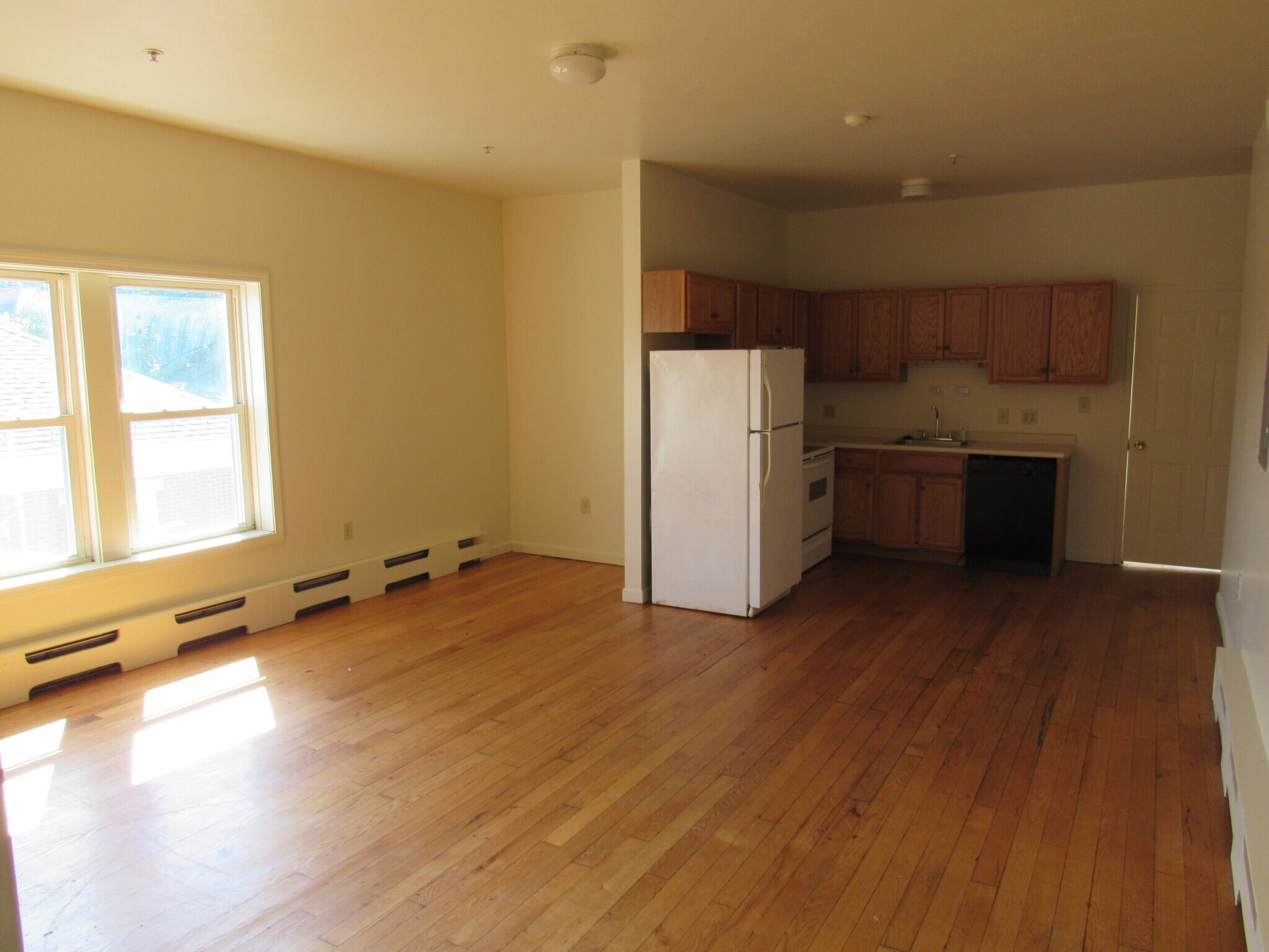 Kitchen/livingroom - 135 Main St