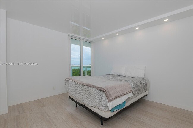 Building Photo - 100 Bayview Dr