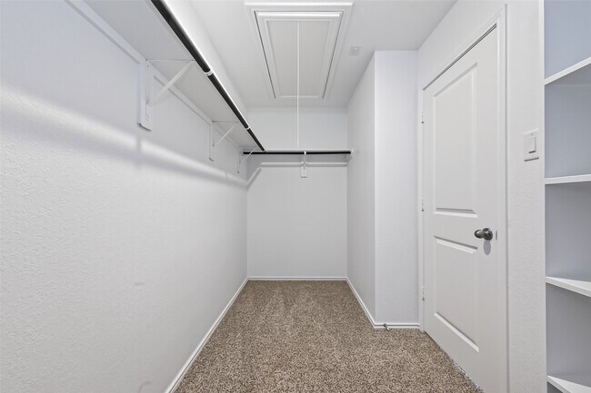 Building Photo - 3030 Lake Crest Dr