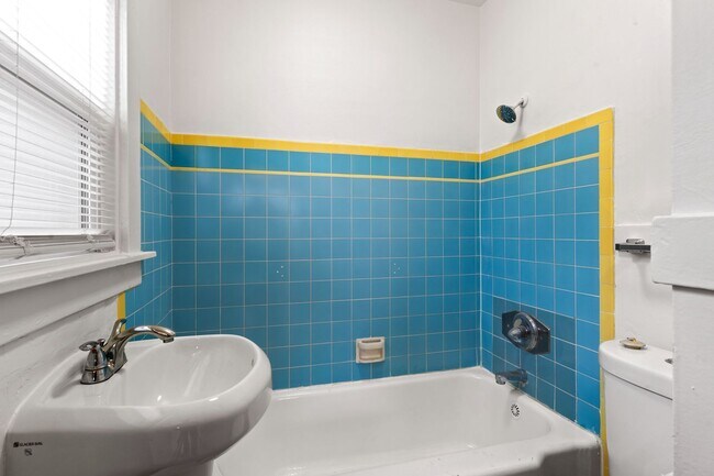 Building Photo - Charming San Leandro Cottage with Modern U...