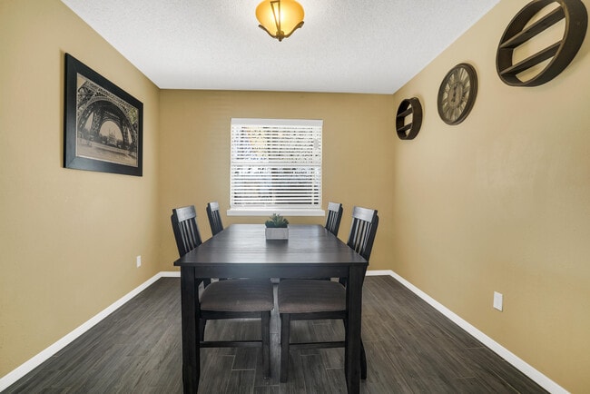 Building Photo - 5664 Longview Dr