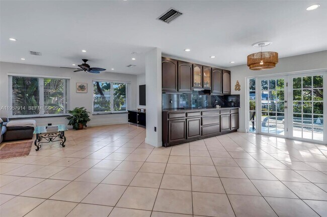 Building Photo - 1600 N 28th Ct