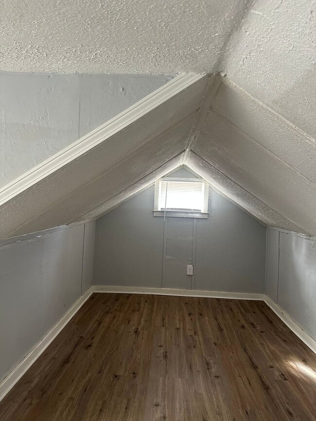 Building Photo - Welcome to this charming 3-bedroom, 1-bath...