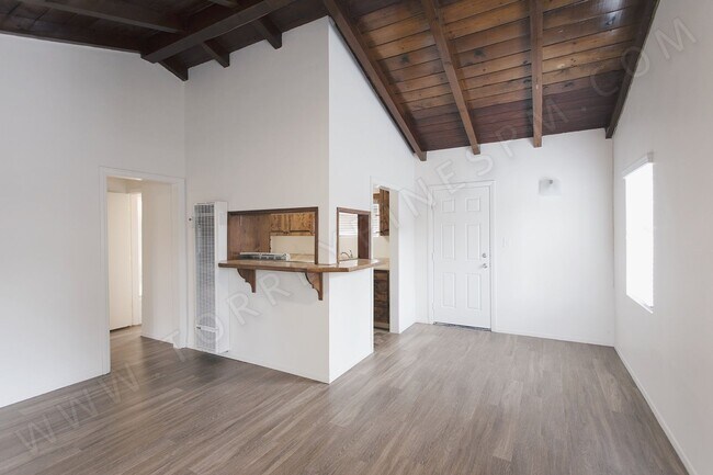 Building Photo - *OPEN HOUSE: 8/30 3-4PM* 1BR w/ Parking an...