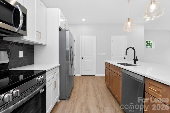 Building Photo - 333 N Hoskins Rd