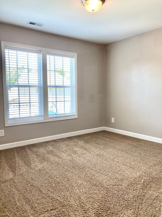 Building Photo - 5 Bedroom 3 Bath Hubert Home for Rent