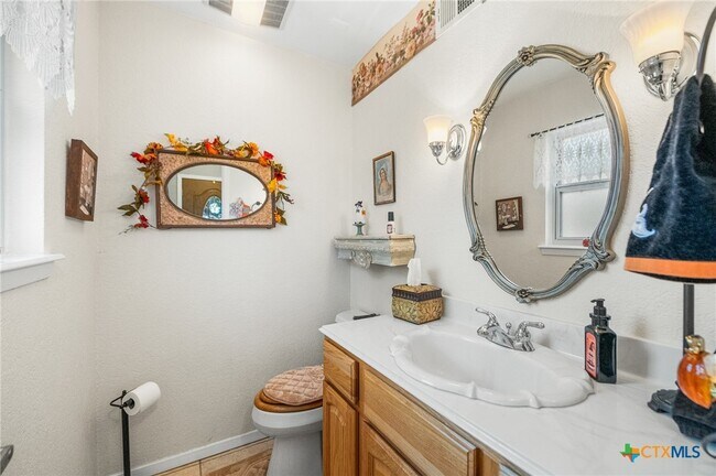 Building Photo - 619 Strings Dr