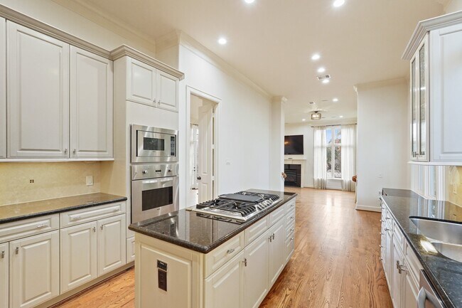 Building Photo - 521 Lovett Blvd