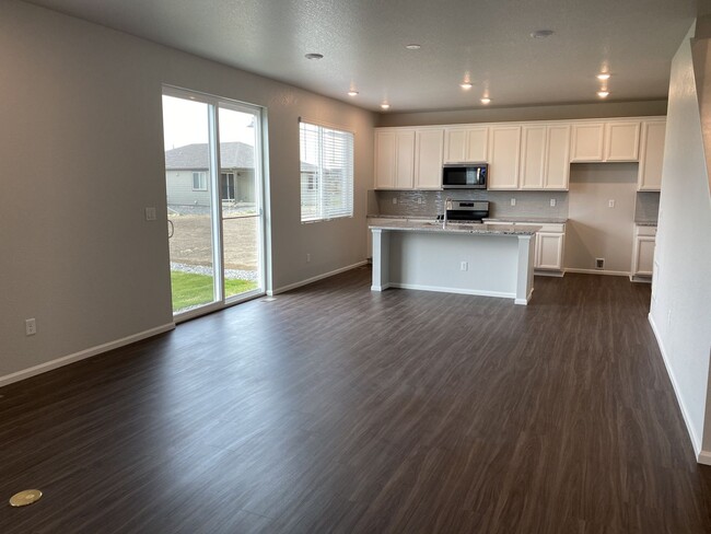 Building Photo - Don't Miss This Stunning 4 Bed/2.5 Bath Ho...